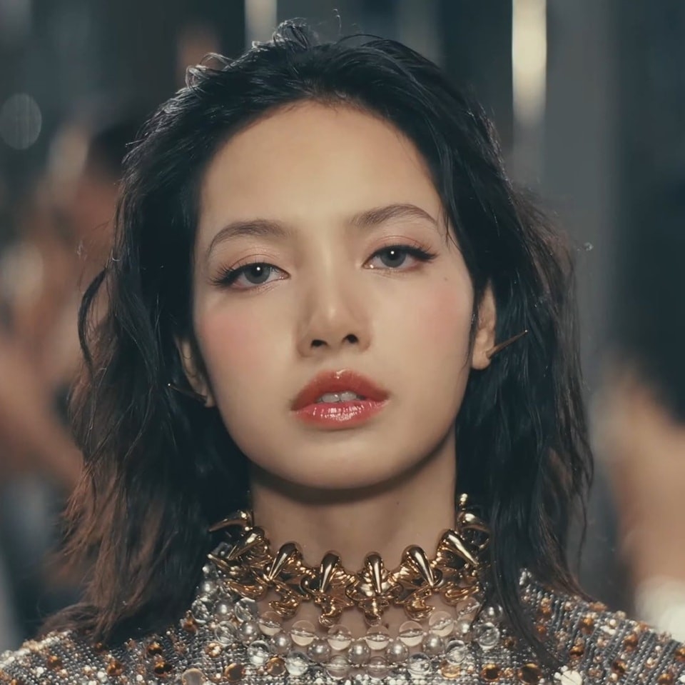 Lisa BLACKPINK tiếp tục gây sốt với thời trang Việt trong MV ‘New Woman’