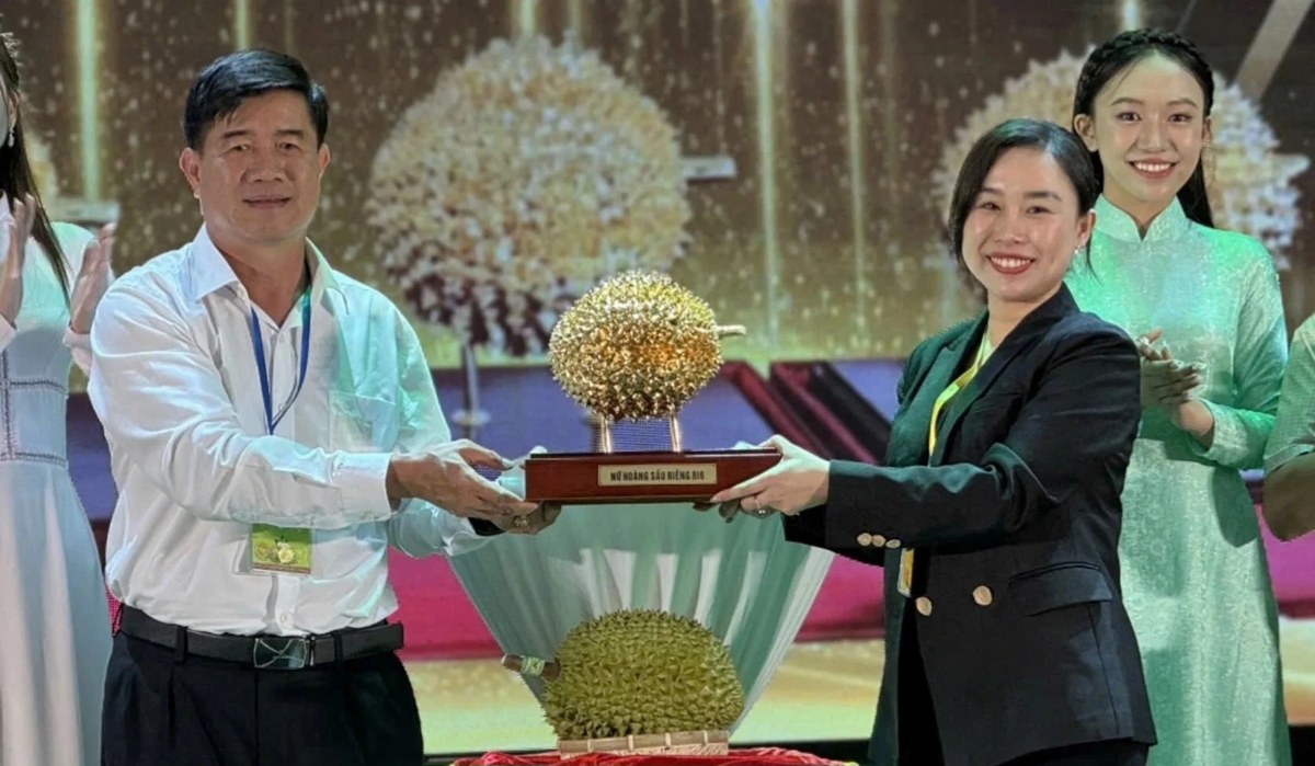 Nữ doanh nhân chi 1,4 tỷ đồng cho trái sầu riêng độc nhất tại Đăk Lăk