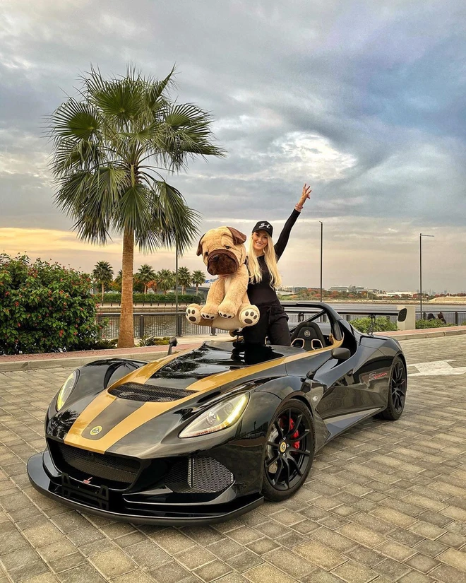 Supercar Blondie, nữ vlogger xe