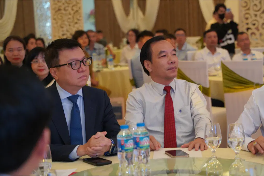 Ông Ngô Sách Thực (phải), Chủ tịch Hội Cứu trợ trẻ em tàn tật Việt Nam và ông Lê Quốc Minh, Uỷ viên Ban Chấp hành TW Đảng, Phó Trưởng ban Tuyên giáo TW, Chủ tịch Hội Nhà báo Việt Nam (trái)