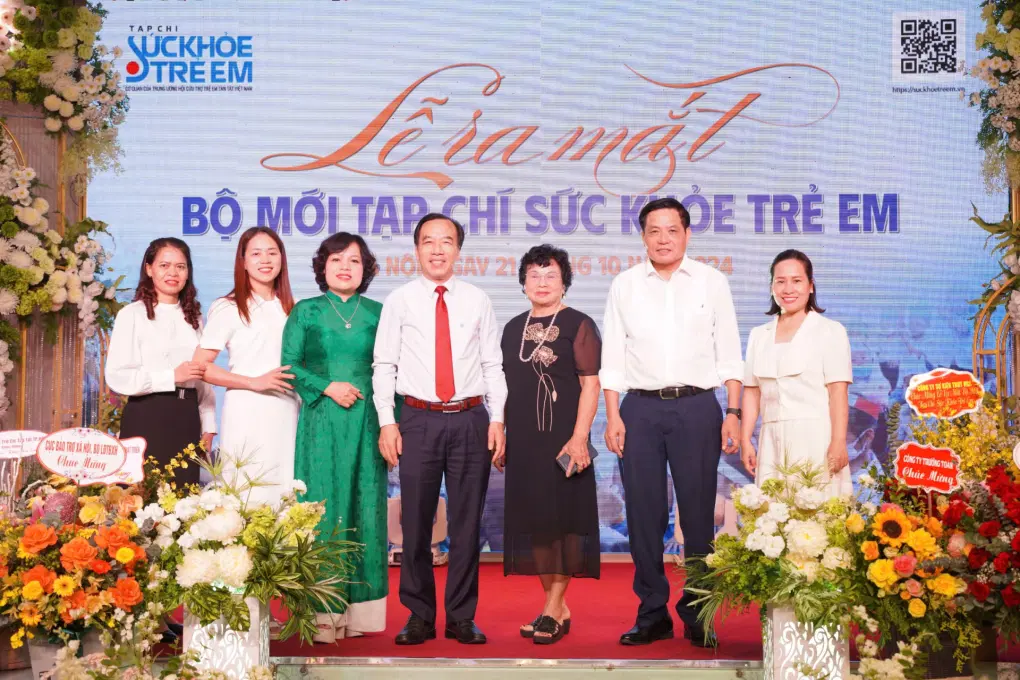 Ban biên tập Tạp chí SKTE chụp ảnh lưu niệm cùng các khách mời.