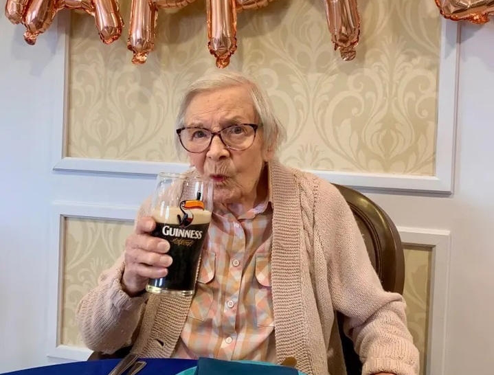 Bí quyết trường thọ của cụ bà 105 tuổi: Không lấy chồng, uống bia đen