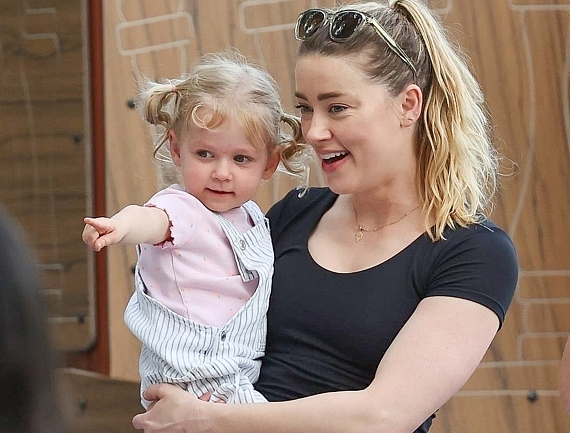 Amber Heard hòa mình vào cuộc sống ở Tây Ban Nha