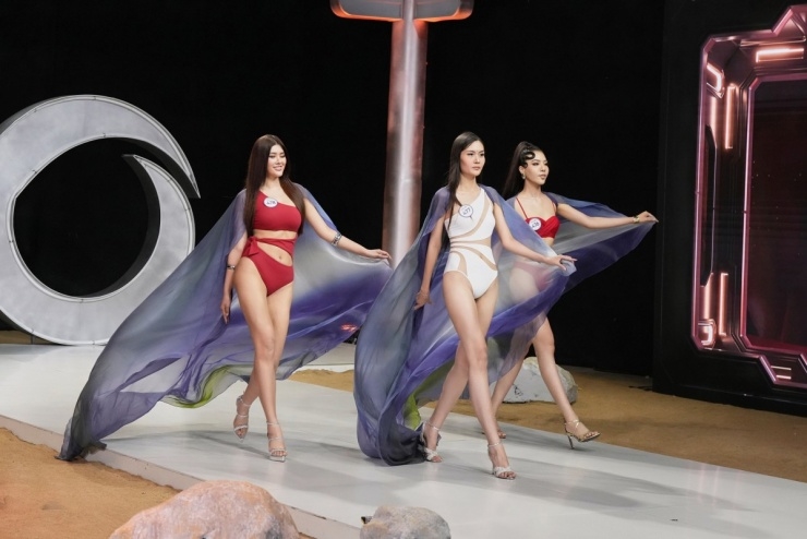 Thí sinh Hoa hậu Hoàn vũ Việt Nam trình diễn áo tắm tại vòng sơ tuyển