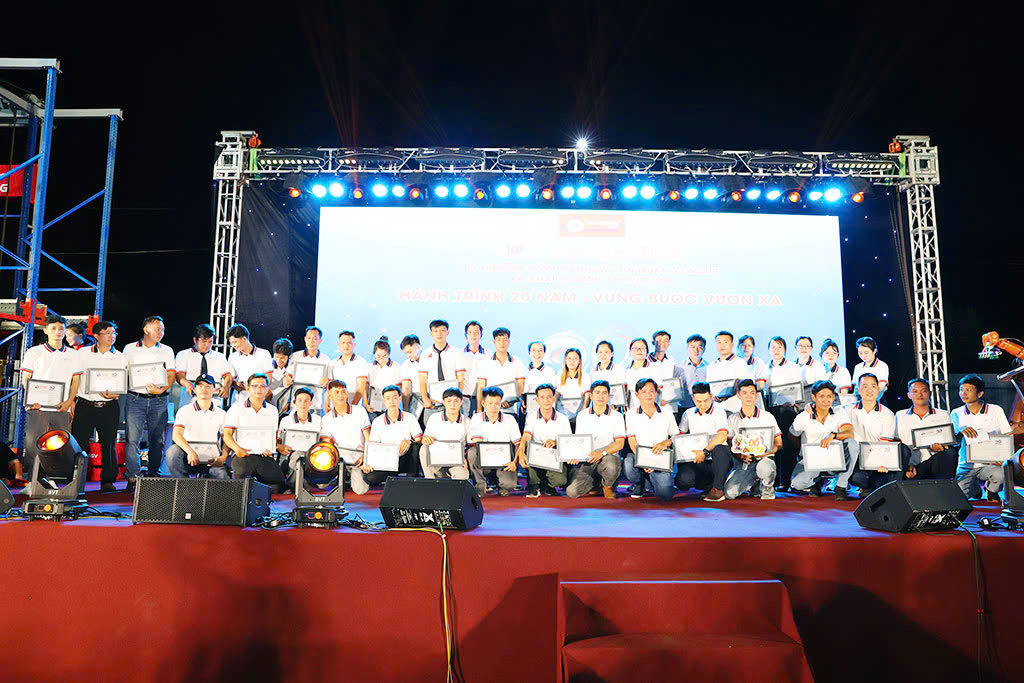Tín Quang Group trao tặng kỷ niệm chương và tiền thưởng cho nhân viên gắn bó trên 5 năm