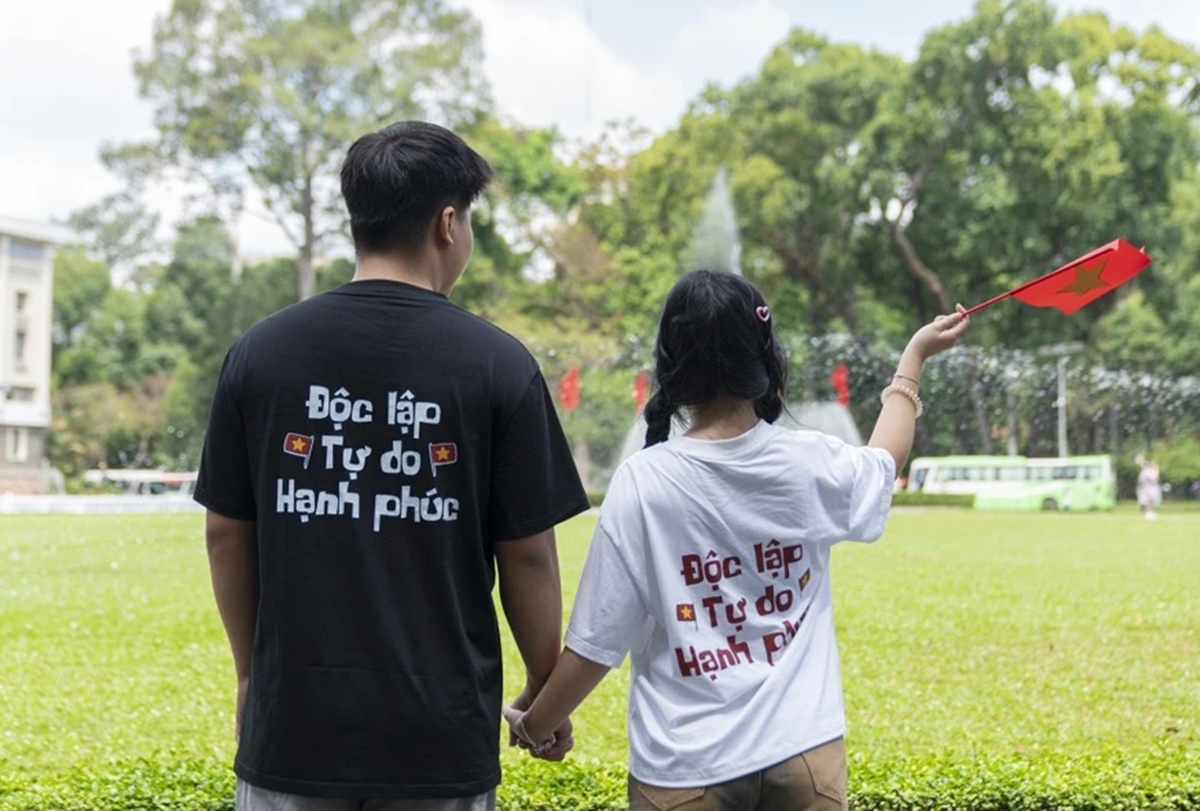 Rực rỡ sắc áo yêu nước: Cơn sốt lan tỏa khắp TP.HCM trước ngày 30/4