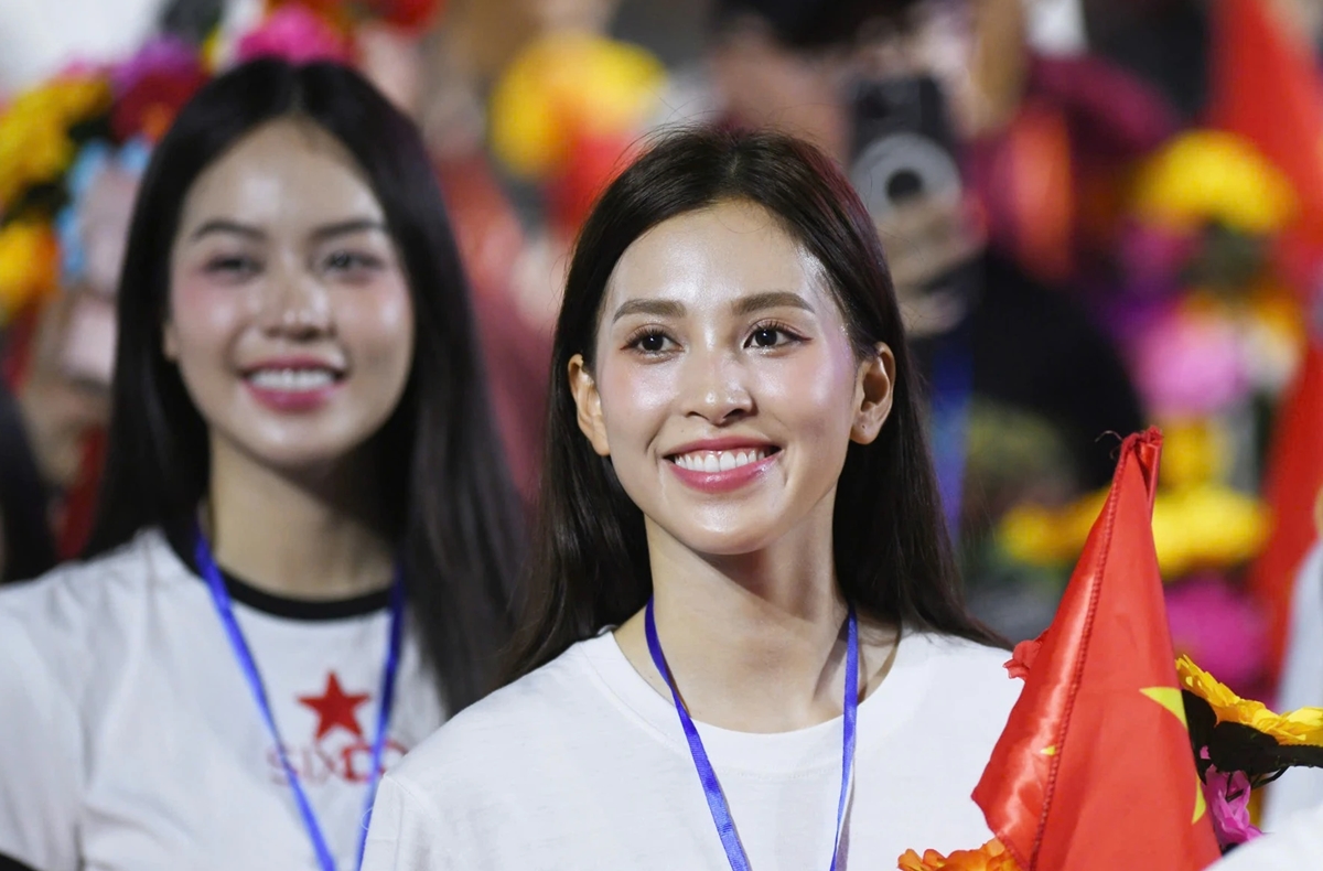  Rực rỡ những bóng hồng trong đêm hợp luyện diễu binh tại TP.HCM