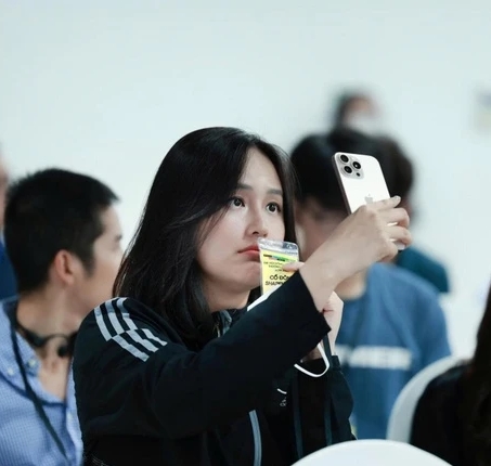 Mai Phương Thúy lặng lẽ góp mặt tại đại hội cổ đông Thế Giới Di Động