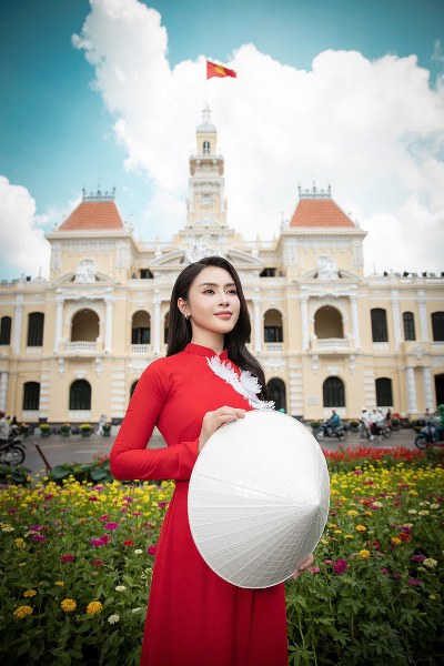 Lý Kim Thảo diện áo dài đỏ thêu chim bồ câu trắng