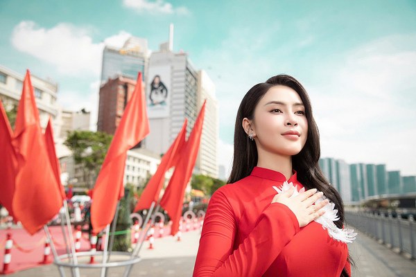 Lý Kim Thảo diện áo dài đỏ thêu chim bồ câu trắng, rạng rỡ chào mừng Đại lễ 30/4