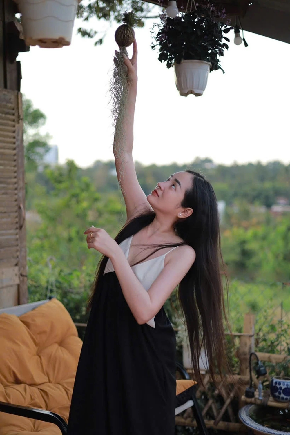 Cô gái Đắk Lắk mua đất, nhà gỗ giữa vườn, sống một mình an yên, Thu Thùy Đắk Lắk, nhà nhỏ giữa thiên nhiên