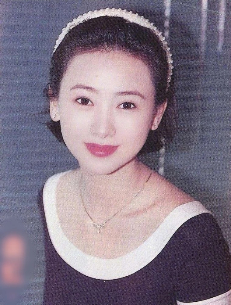 Ông Hồng ly thân, Ông Hồng Lưu Quán Đình, Hoa hậu châu Á Ông Hồng, hôn nhân không ràng buộc, hôn nhân hiện đại, diễn viên Hồng Kông