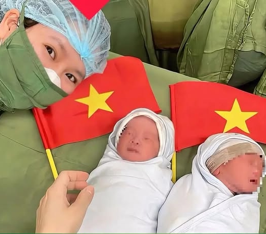 Cặp song sinh ra đời đúng ngày 30/4, bố mẹ đặt tên là Thống Nhất và Hòa Bình