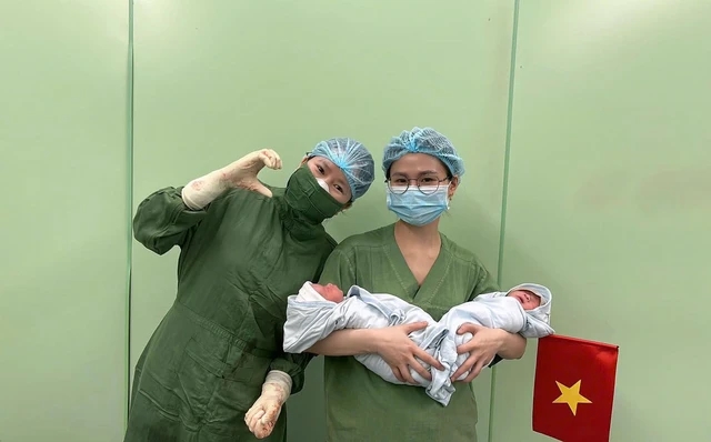 Sinh đôi ngày 30/4, tên bé Thống Nhất Hòa Bình, sinh đôi Nghệ An, bé chào đời ngày giải phóng miền Nam, song sinh 30/4
