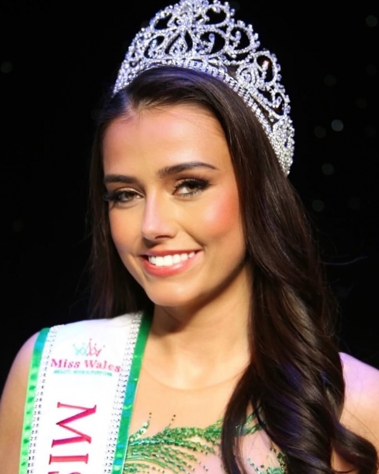 Helena Hawke: Từ buồng lái máy bay đến ngôi vị hoa hậu