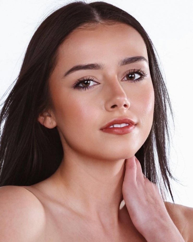 Helena Hawke, Miss Wales 2025, Hoa hậu Thế giới, nữ phi công, đại diện xứ Wales