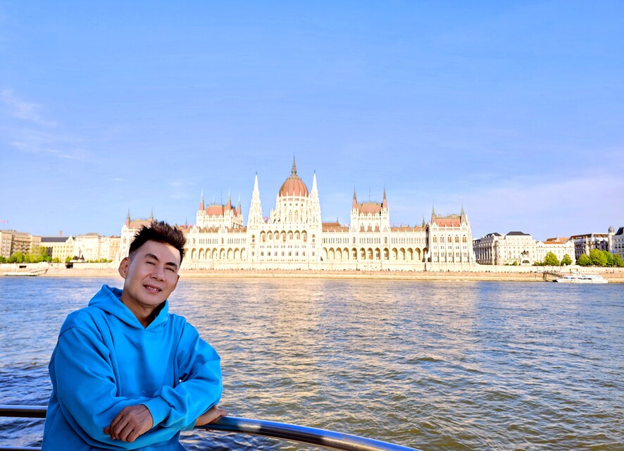 'Chàng trai Việt mang áo dài Việt Nam đi khắp thế giới' là ai?