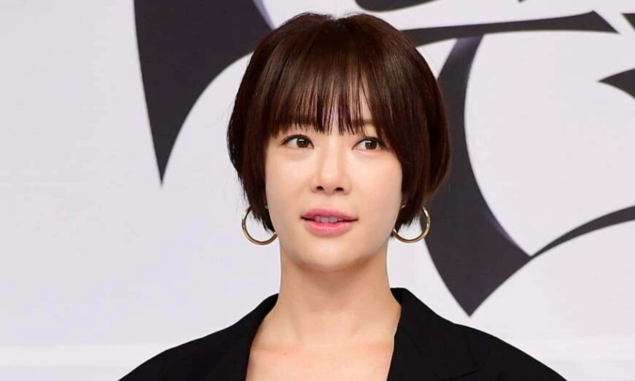 Hwang Jung Eum bị gỡ quảng cáo sau bê bối tiền ảo