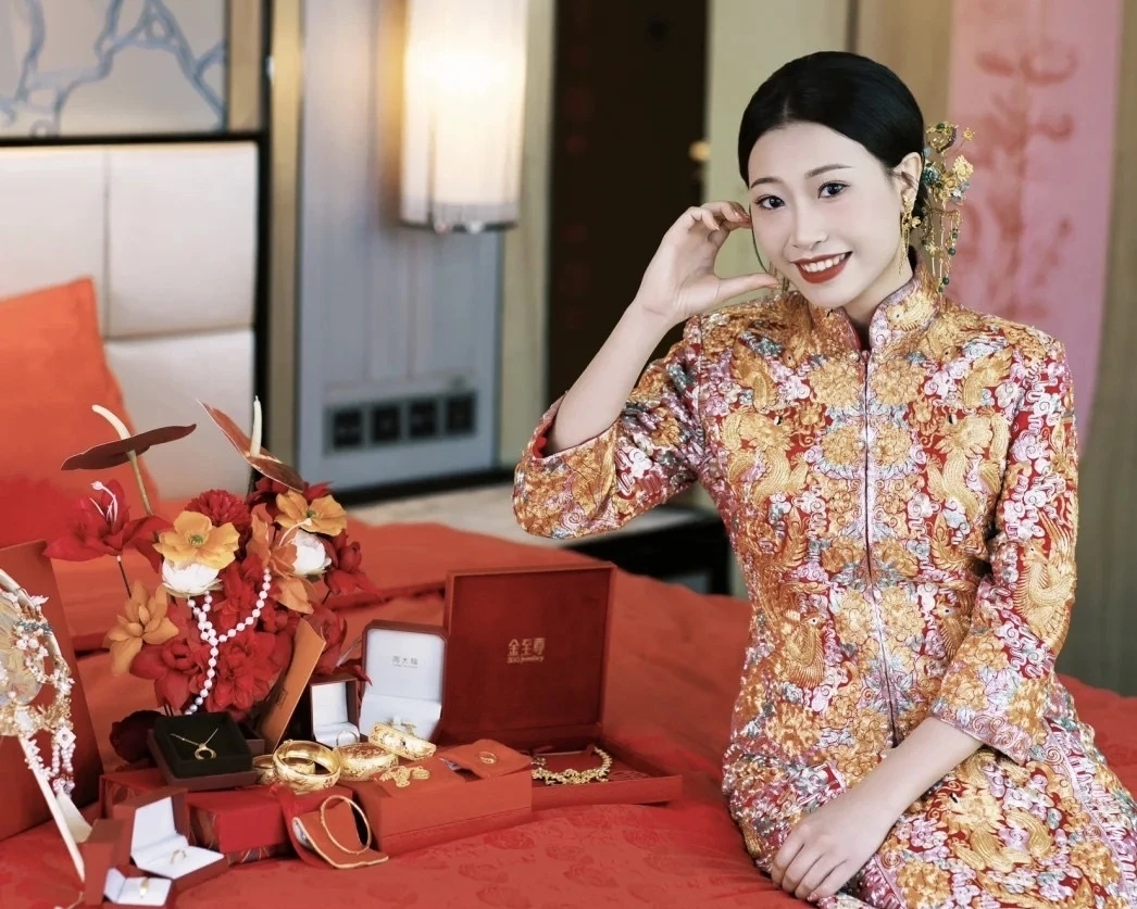 Giá vàng thế giới, giá vàng hôm nay, trang sức cưới, trang sức cô dâu, thuê vàng cưới, xu hướng thuê vàng, đám cưới Trung Quốc, thuê vàng đám cưới