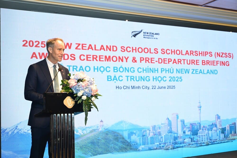 Ông Scott James - Tổng Lãnh sự kiêm Tham tán Thương mại New Zealand tại Việt Nam - phát biểu tại Lễ trao Học bổng NZSS 2025.