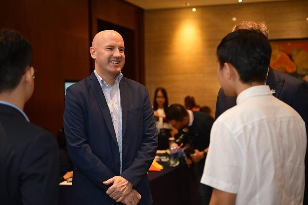 Ông Ben Burrowes trò chuyện và chia sẻ thông tin cùng các học sinh đạt Học bổng NZSS 2025.