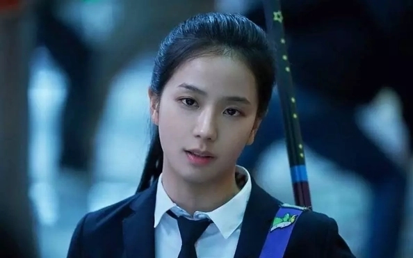 Khán giả phản đối đạo diễn vì phát ngôn gây tổn thương Jisoo