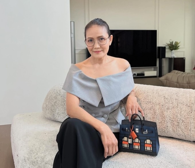Mẹ Lisa gây sốt khi xách túi Hermès hơn 6,8 tỷ đồng