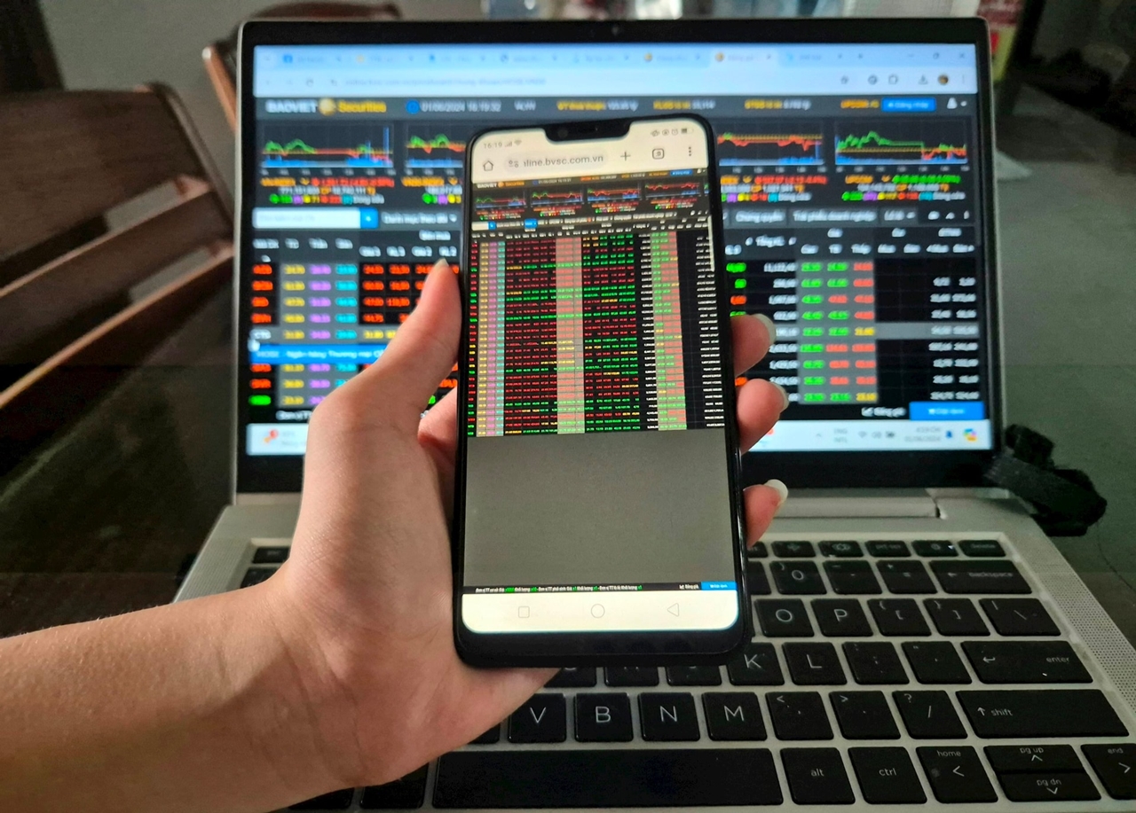 VN-Index tiến sát đỉnh lịch sử