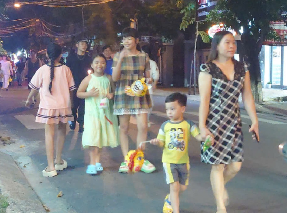 Trung thu rộn ràng với “Đêm hội trăng Rằm” cho thiếu nhi khu phố 33, phường Tân Hưng