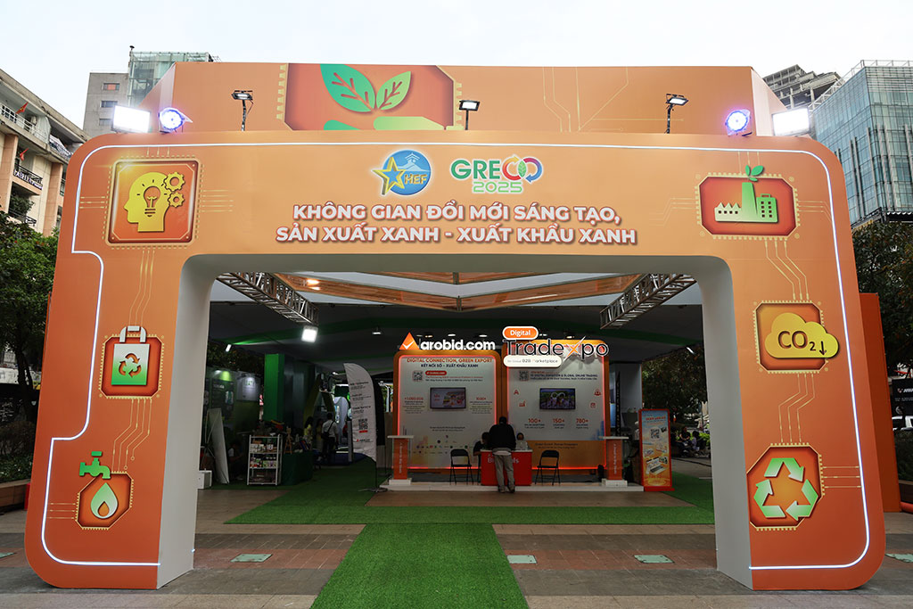 Phó Chủ tịch UBND TPHCM Nguyễn Văn Dũng cùng các khách mời tham quan gian hàng tại GRECO 2025