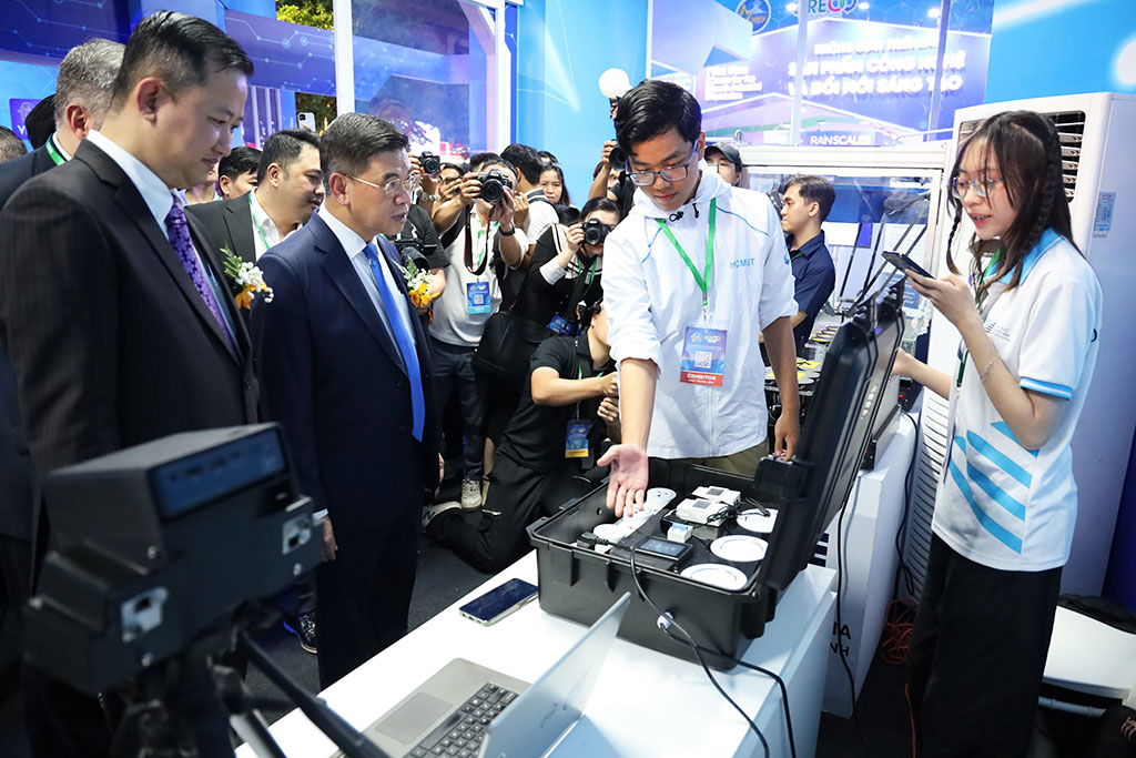 Phó Chủ tịch UBND TPHCM Nguyễn Văn Dũng cùng các khách mời tham quan gian hàng tại GRECO 2025