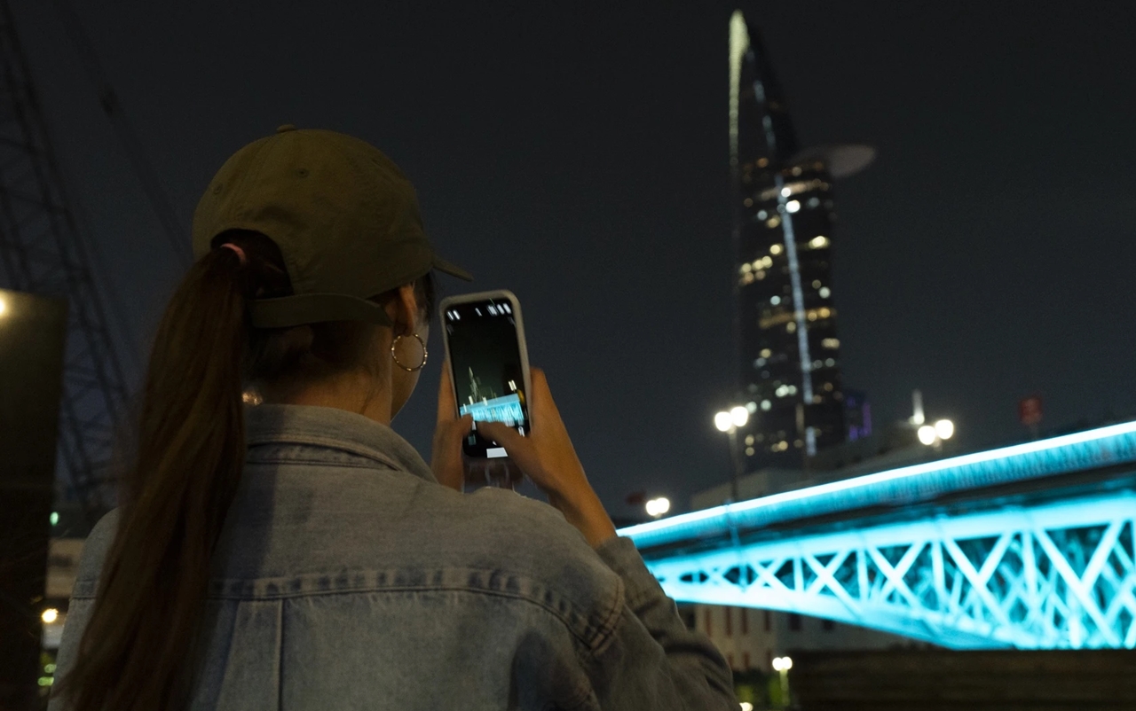 chiếu sáng mỹ thuật TP.HCM, cầu Mống, chợ Bến Thành, Cột cờ Thủ Ngữ, điểm check-in đêm Sài Gòn