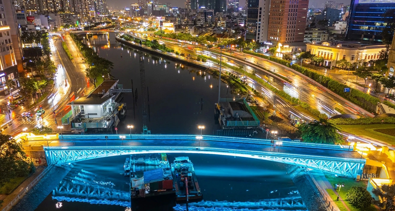 chiếu sáng mỹ thuật TP.HCM, cầu Mống, chợ Bến Thành, Cột cờ Thủ Ngữ, điểm check-in đêm Sài Gòn