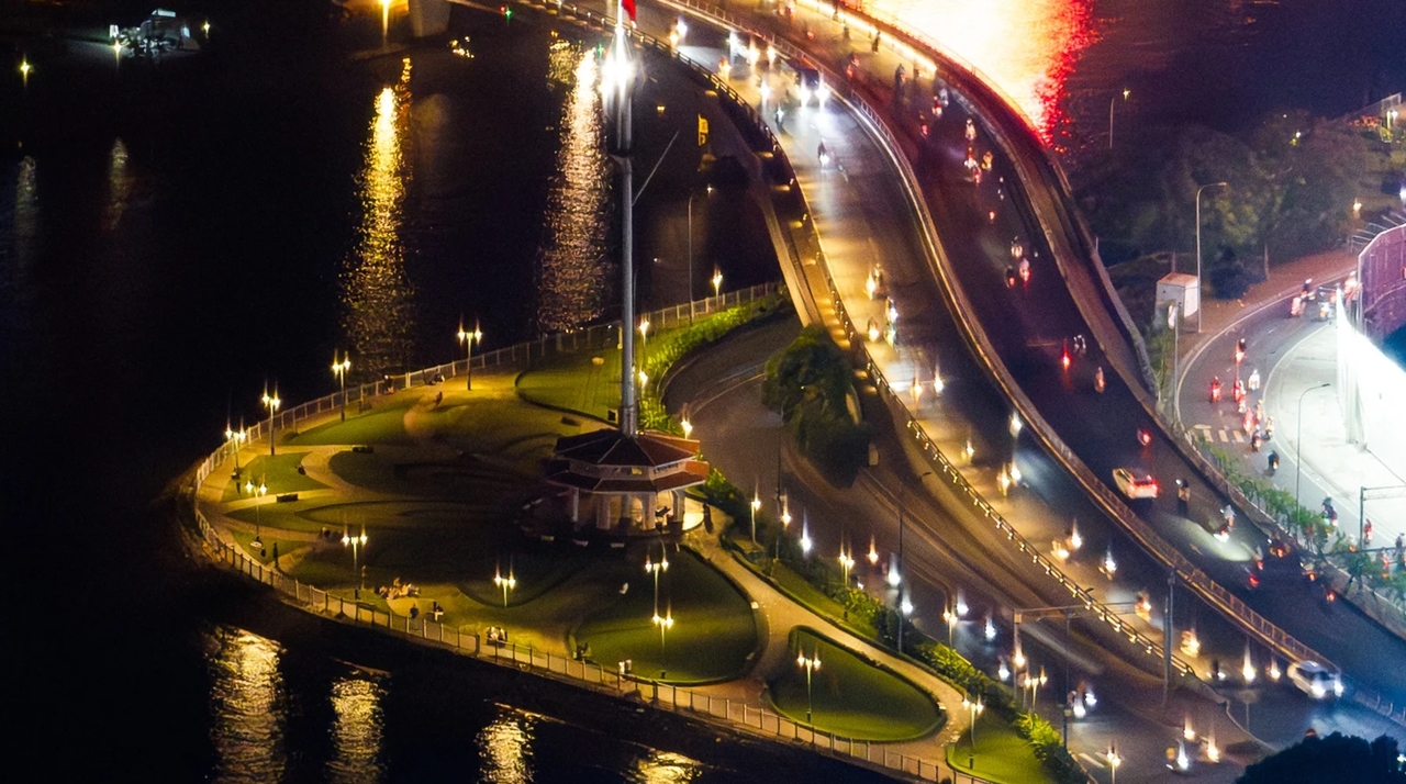 chiếu sáng mỹ thuật TP.HCM, cầu Mống, chợ Bến Thành, Cột cờ Thủ Ngữ, điểm check-in đêm Sài Gòn