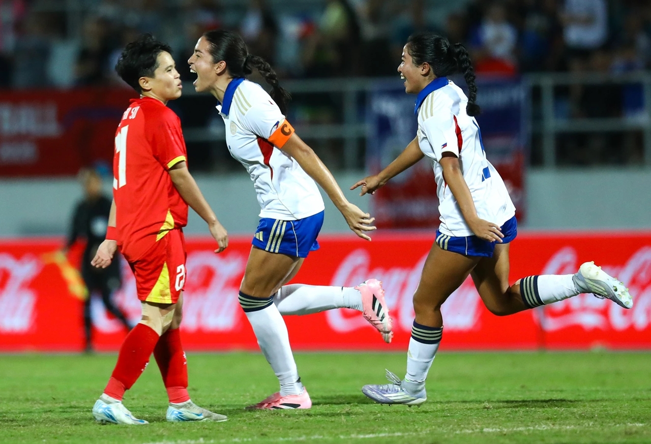 Tuyển nữ Philippines như người ‘khổng lồ’ với Việt Nam