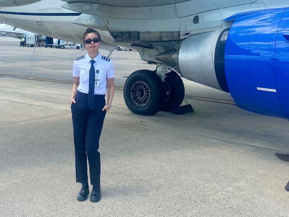 Cơ phó người Việt, Xuân Linh, Republic Airways, phi công Việt ở Mỹ, nữ phi công 24 tuổi