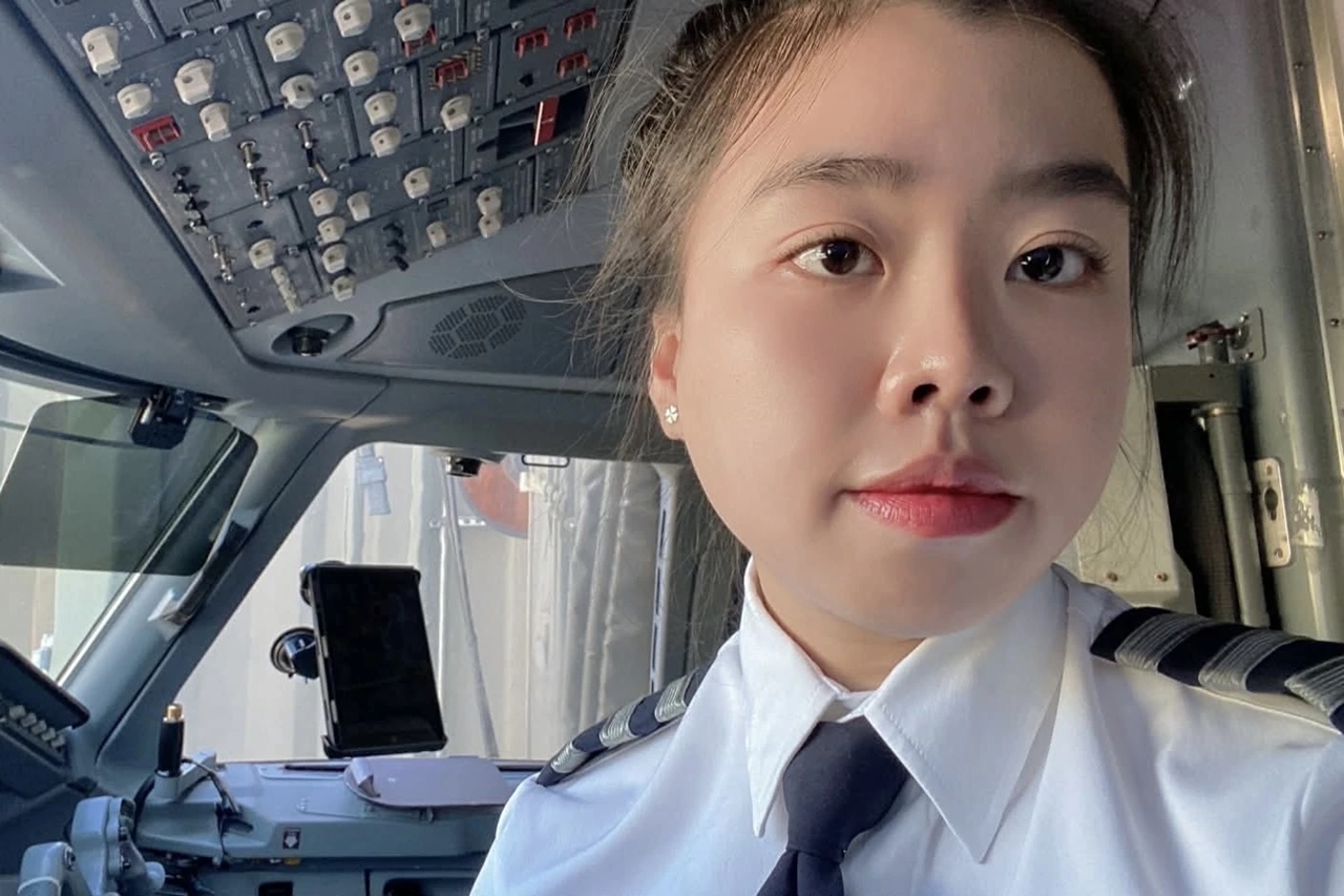 Cô gái Việt 24 tuổi chinh phục buồng lái hãng bay Mỹ