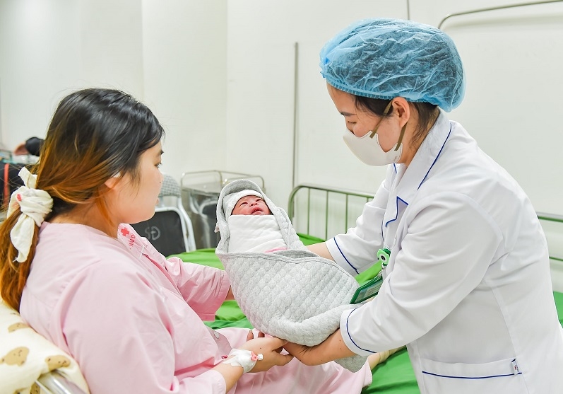 nghỉ thai sản, lao động nữ, Luật Dân số 2026, hỗ trợ sinh con, nhà ở xã hội