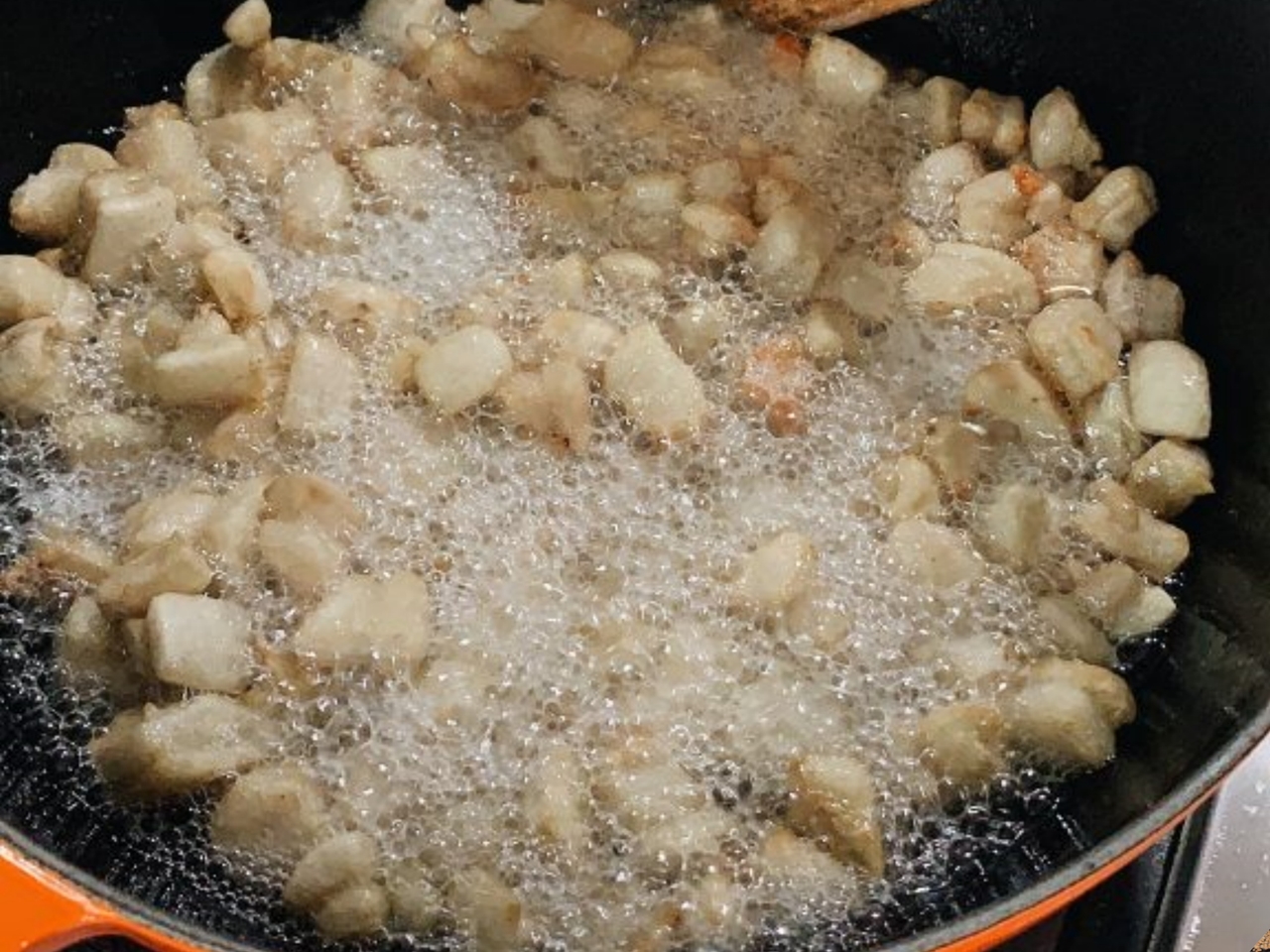 Mỡ heo, dùng mỡ heo thay dầu ăn, mỡ heo có tốt không, chất béo bão hòa, dầu olive, dầu canola, dầu hướng dương, sức khỏe tim mạch, ăn mỡ heo hàng ngày