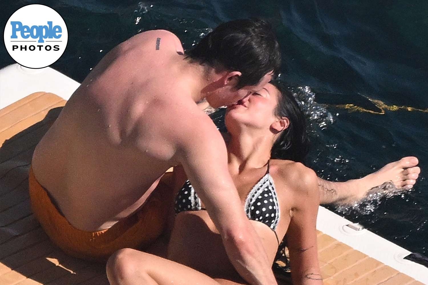 Dua Lipa, bikini da báo, thời trang đồ bơi, xu hướng mùa hè 2025, leopard print