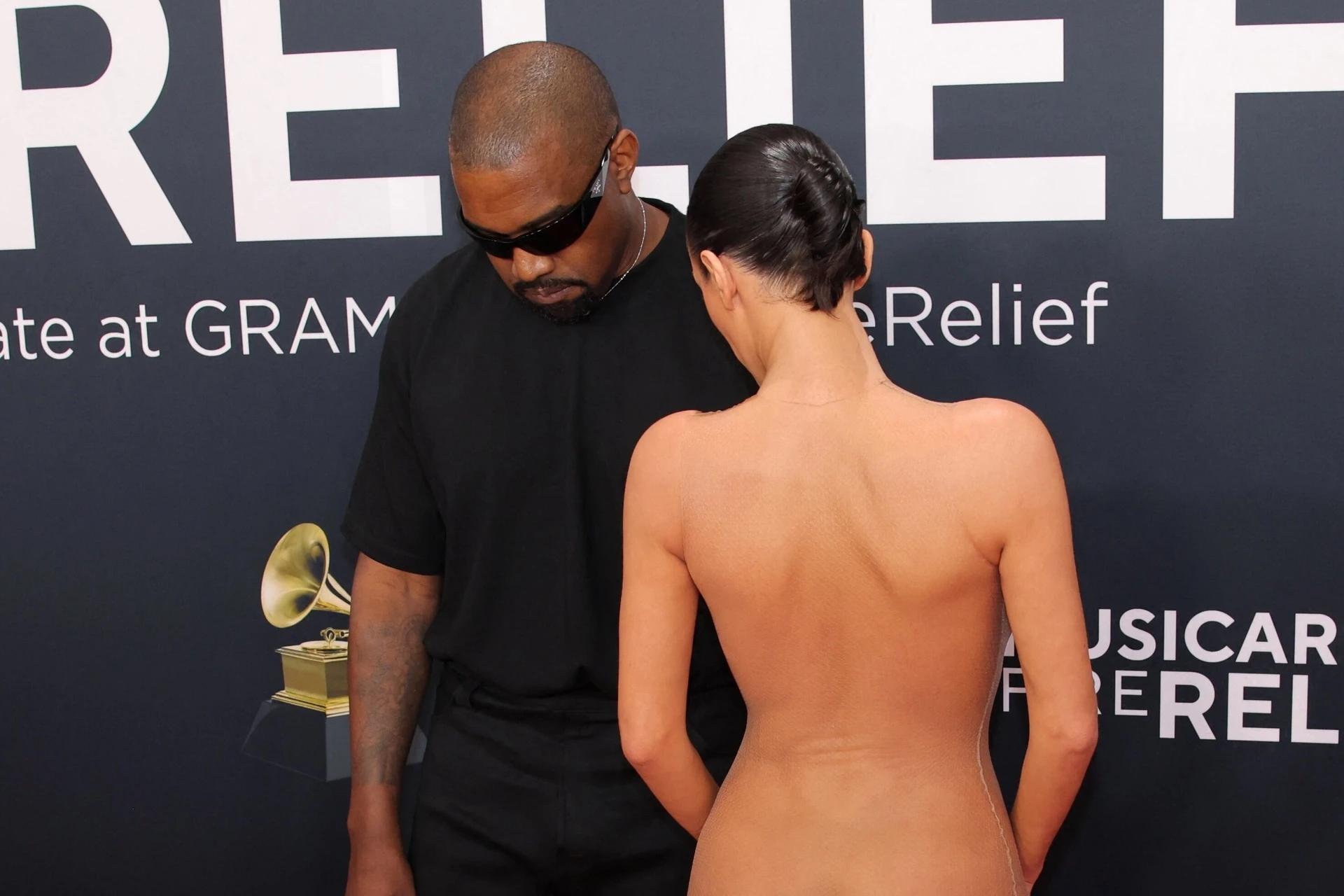 Váy khỏa thân, naked dress, xu hướng thời trang 2026, giày bệt, tua rua, sàn diễn Xuân Hè 2026