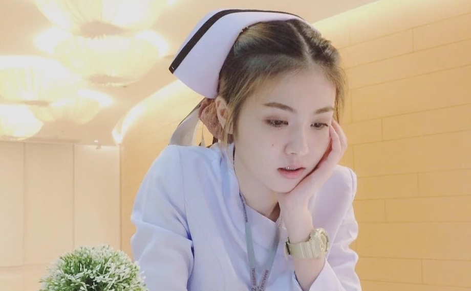 Nữ y tá Thái Lan mất việc vì quá xinh đẹp giờ đang làm gì?
