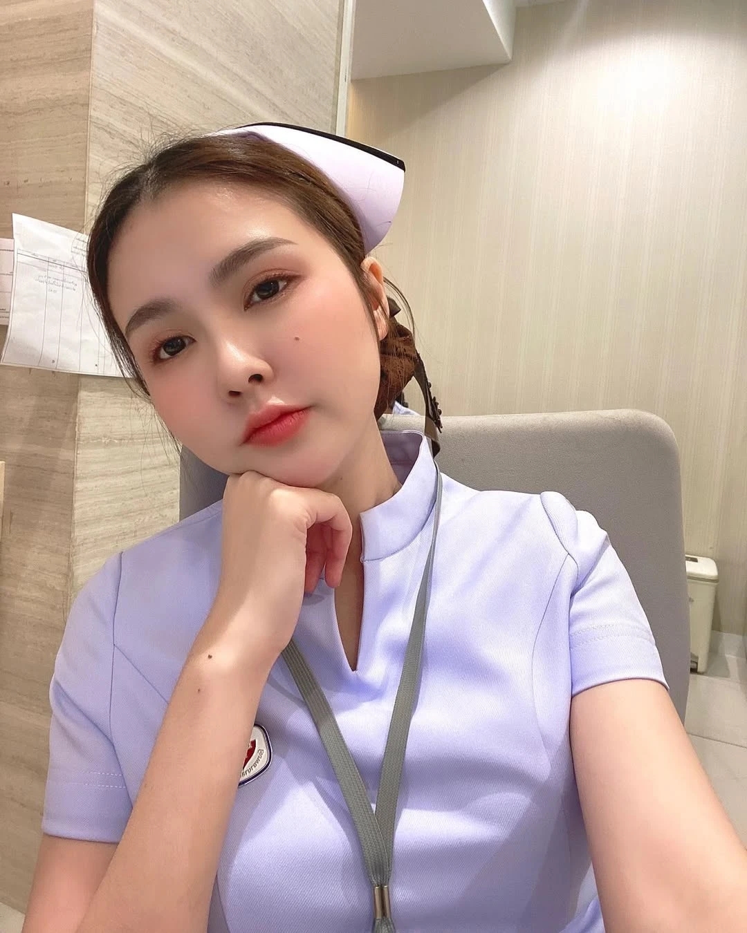 Nữ y tá Thái Lan, Namkhing Kanyapak, đuổi việc vì xinh đẹp, ảnh hưởng mạng xã hội, sự nghiệp người mẫu, y tá, công việc y tế