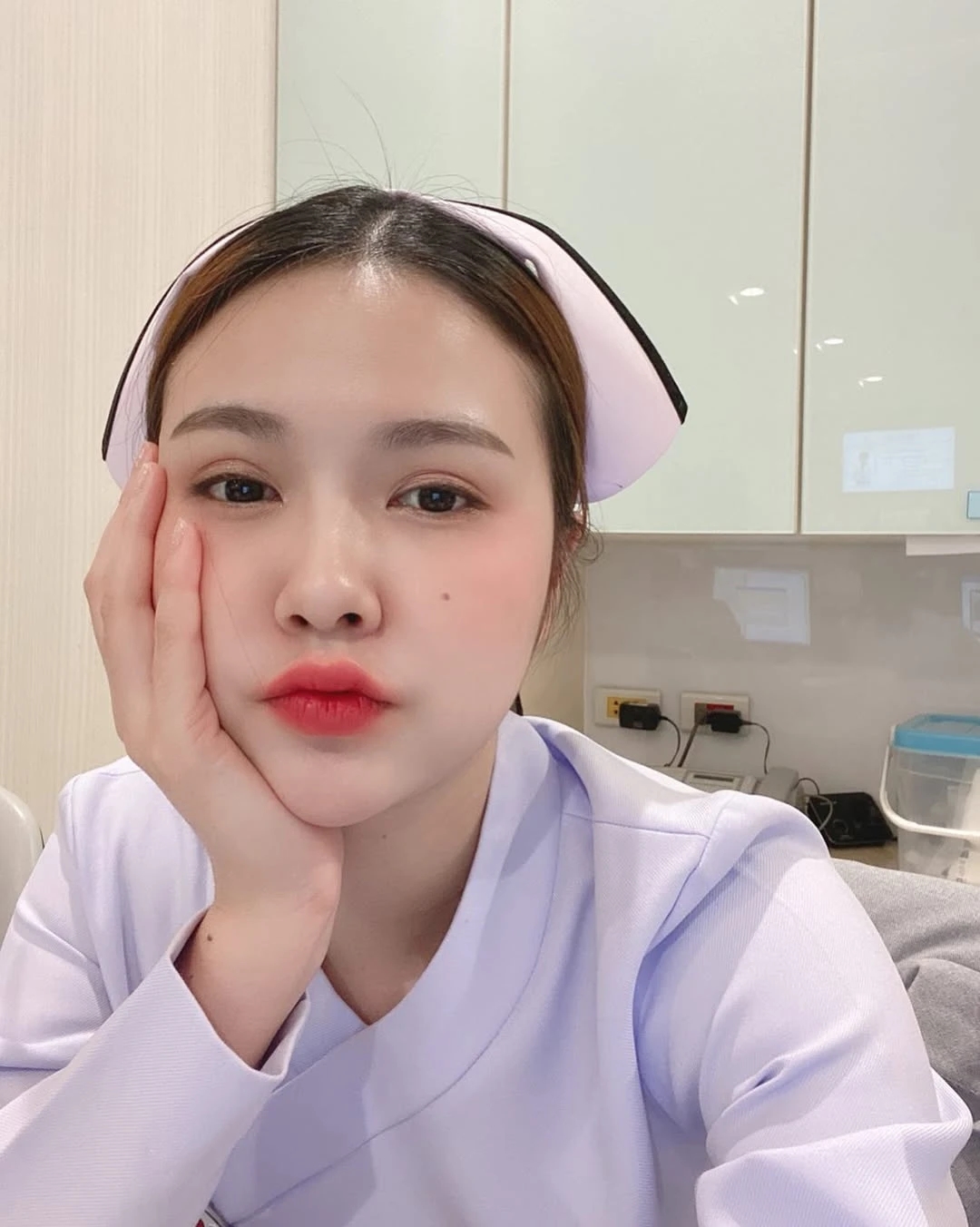 Nữ y tá Thái Lan, Namkhing Kanyapak, đuổi việc vì xinh đẹp, ảnh hưởng mạng xã hội, sự nghiệp người mẫu, y tá, công việc y tế