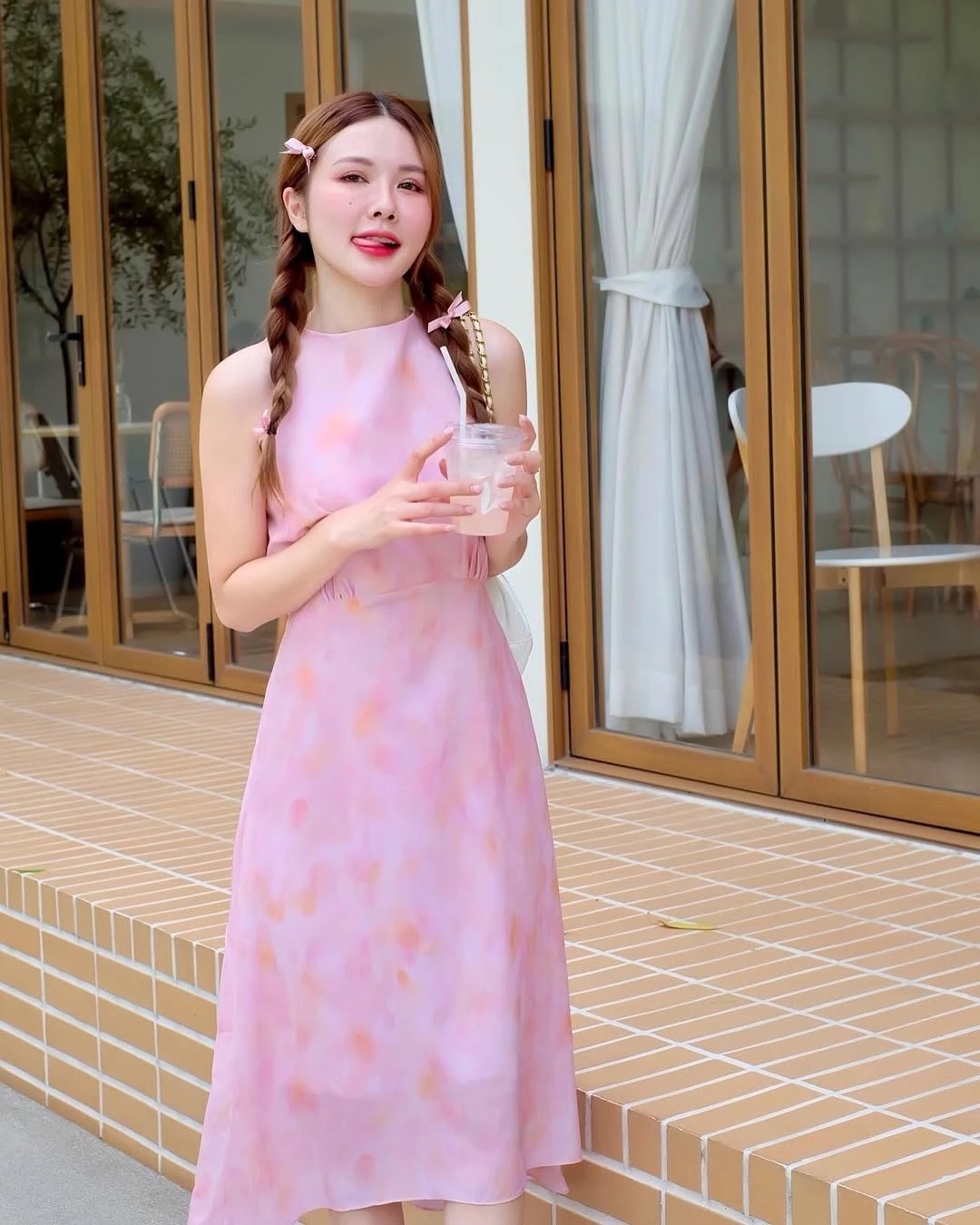 Nữ y tá Thái Lan, Namkhing Kanyapak, đuổi việc vì xinh đẹp, ảnh hưởng mạng xã hội, sự nghiệp người mẫu, y tá, công việc y tế