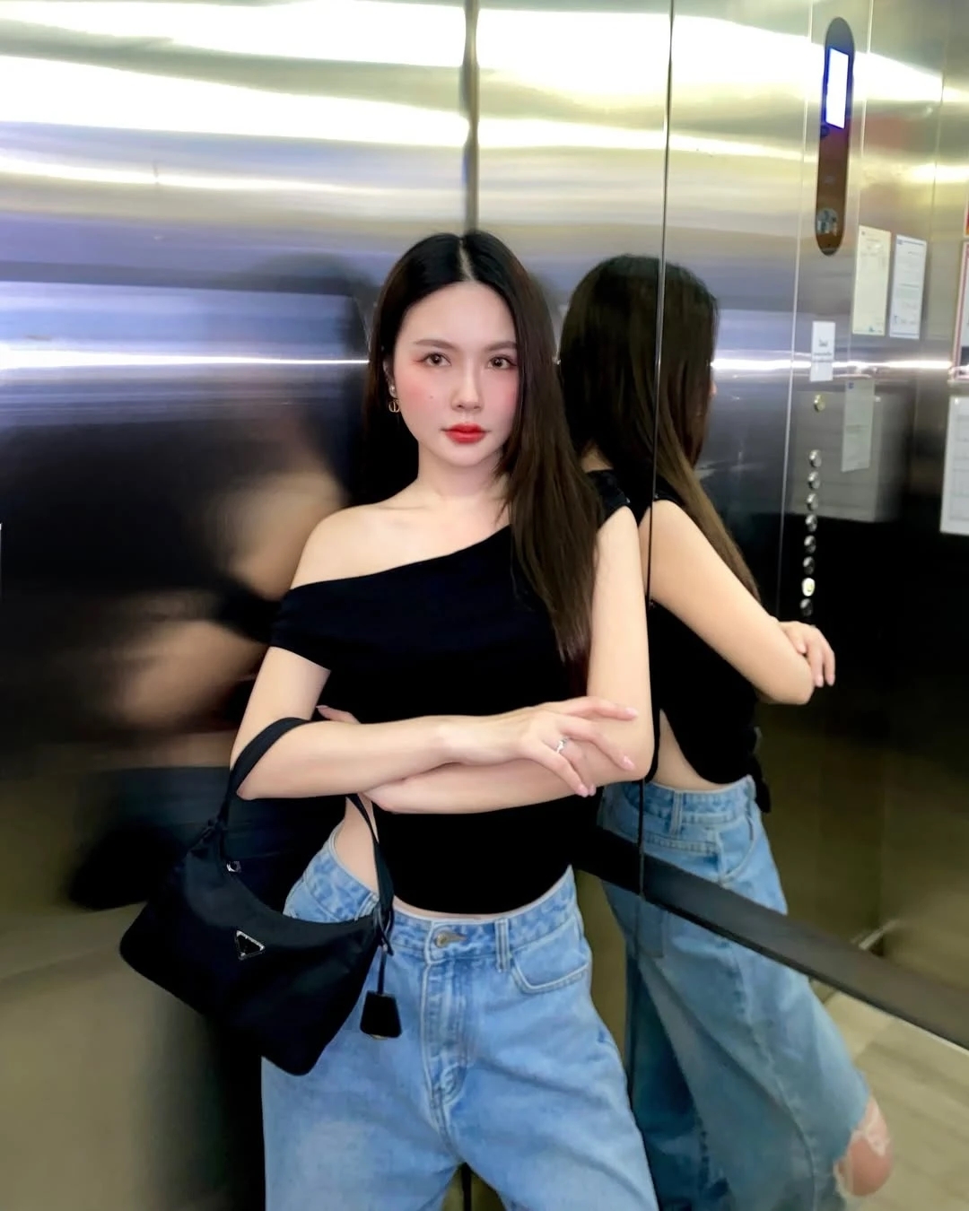 Nữ y tá Thái Lan, Namkhing Kanyapak, đuổi việc vì xinh đẹp, ảnh hưởng mạng xã hội, sự nghiệp người mẫu, y tá, công việc y tế