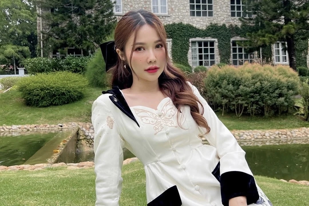 Nữ y tá Thái Lan, Namkhing Kanyapak, đuổi việc vì xinh đẹp, ảnh hưởng mạng xã hội, sự nghiệp người mẫu, y tá, công việc y tế