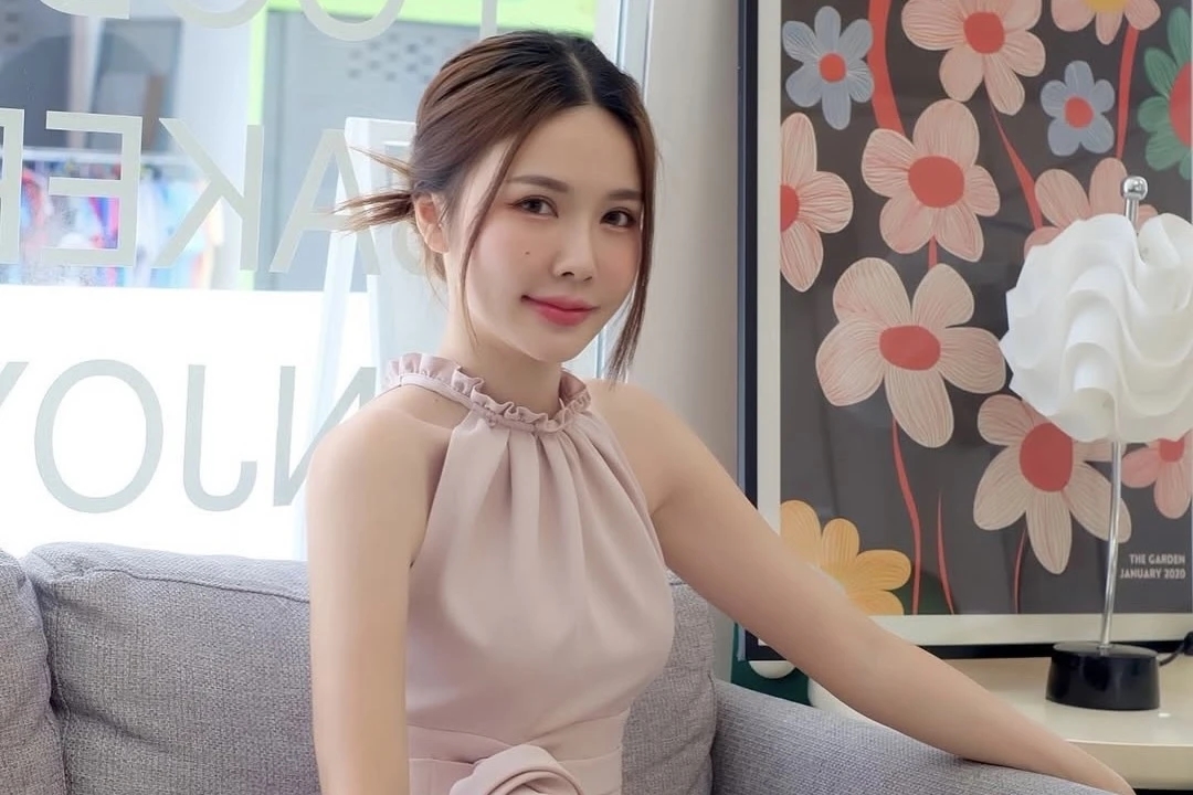 Nữ y tá Thái Lan, Namkhing Kanyapak, đuổi việc vì xinh đẹp, ảnh hưởng mạng xã hội, sự nghiệp người mẫu, y tá, công việc y tế