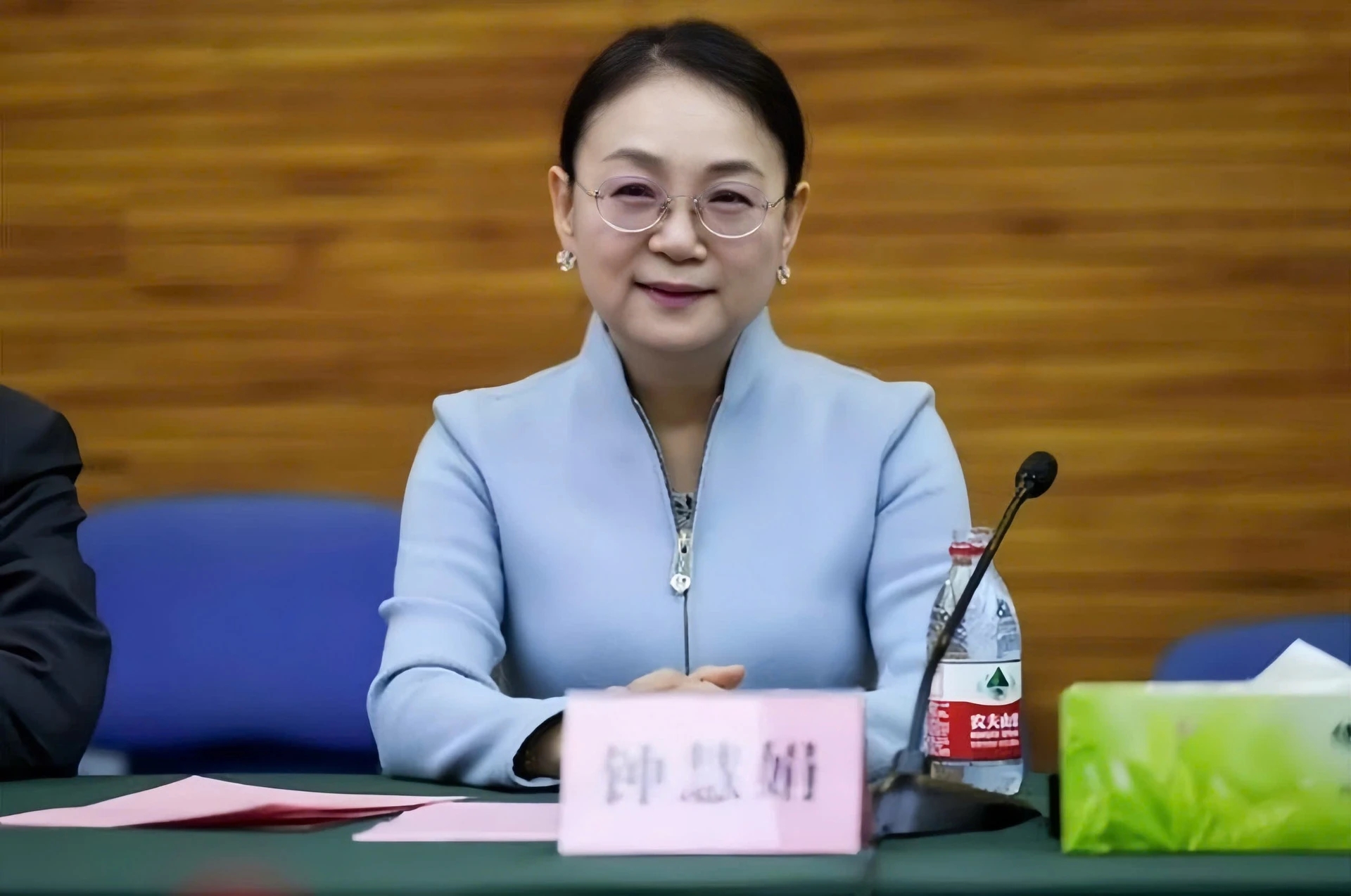 Chung Huệ Quyên, người phụ nữ giàu nhất Trung Quốc, nữ tỷ phú tự thân, Hansoh Pharmaceutical, tỷ phú dược phẩm Trung Quốc