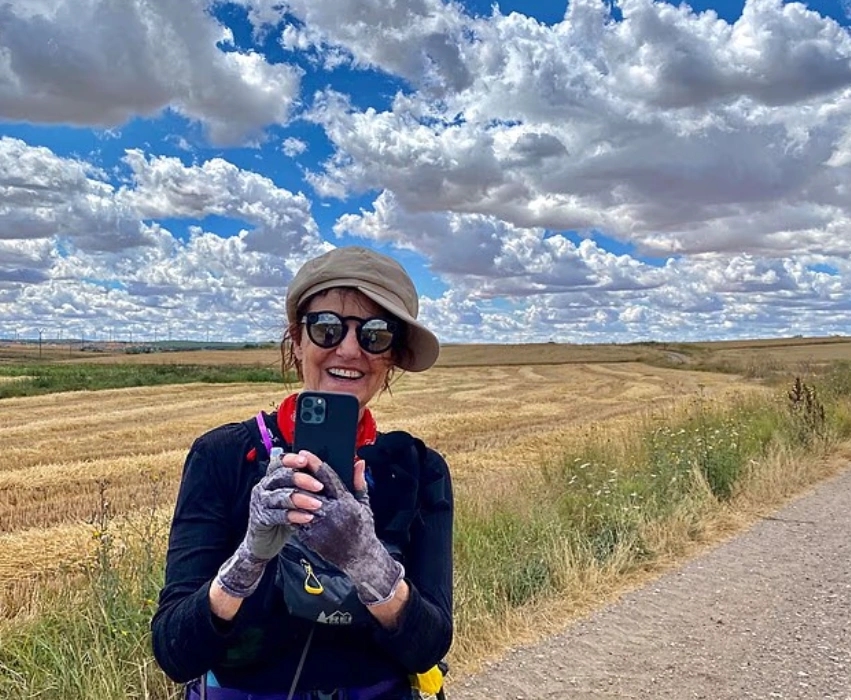 du lịch tiết kiệm, du lịch khi về hưu, trông nhà hộ, chăm sóc thú cưng đổi chỗ ở, nữ du khách đi khắp thế giới